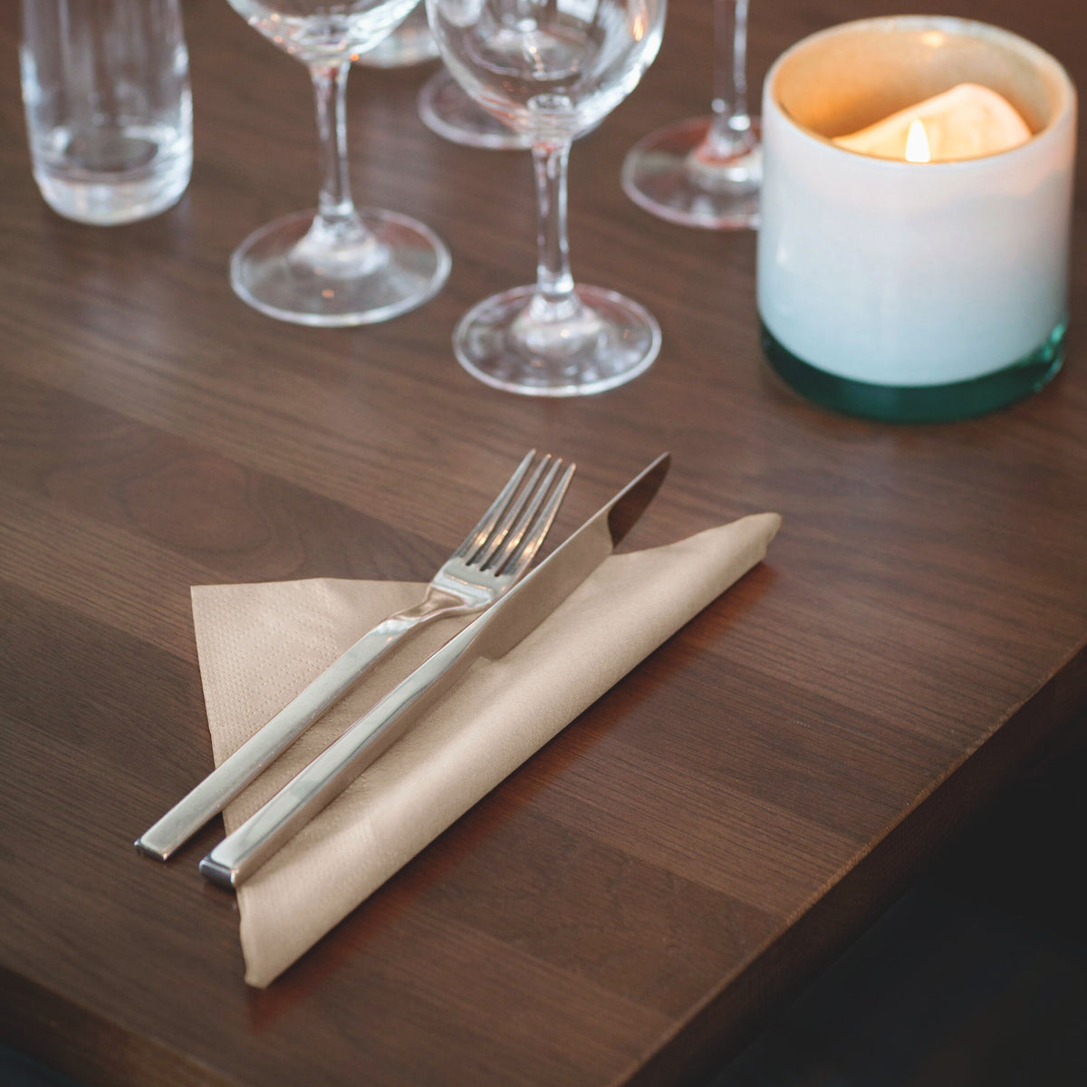 Tork Lunch szalvéta, natúr, 1/4 hajtogatás, 100%-ban újrahasznosított papírcsomag – 477350
